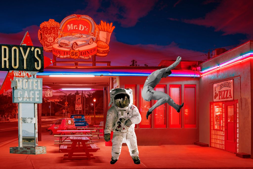 montage vidéo montrant un restaurant avec un vieille enseigne des années 80 avec un astronaute devant et une personne en train de sauter en l'air
