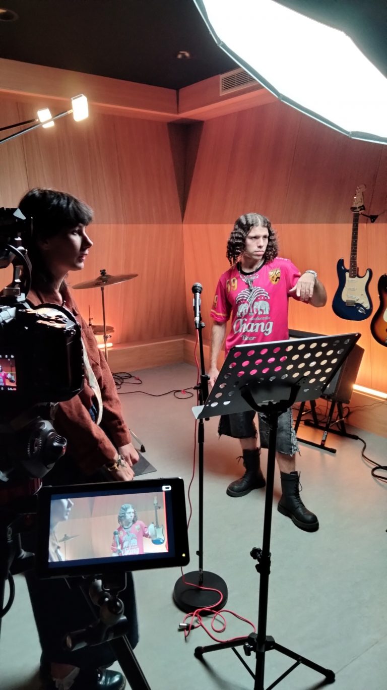 Enregistrement vidéo de Enzo dans le studio