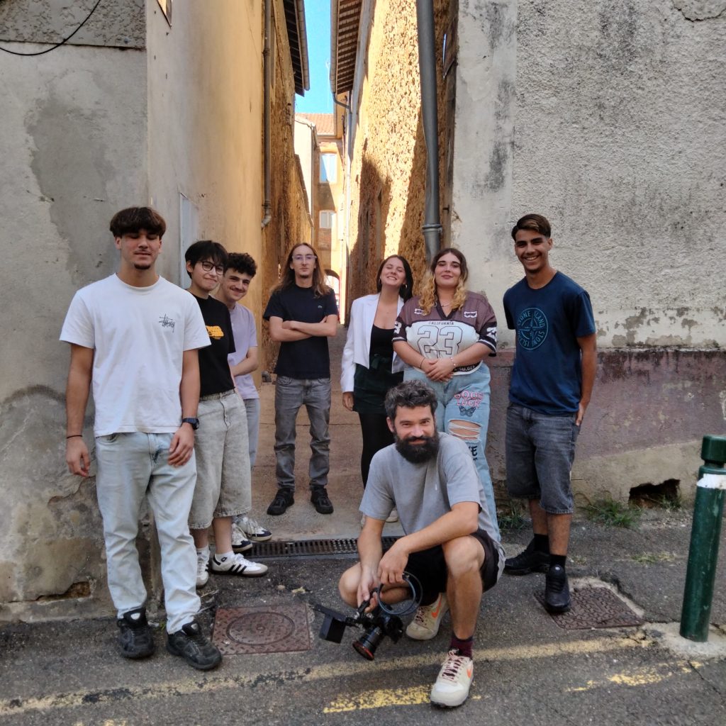 Photo de toute l'équipe dans une petite ruelle